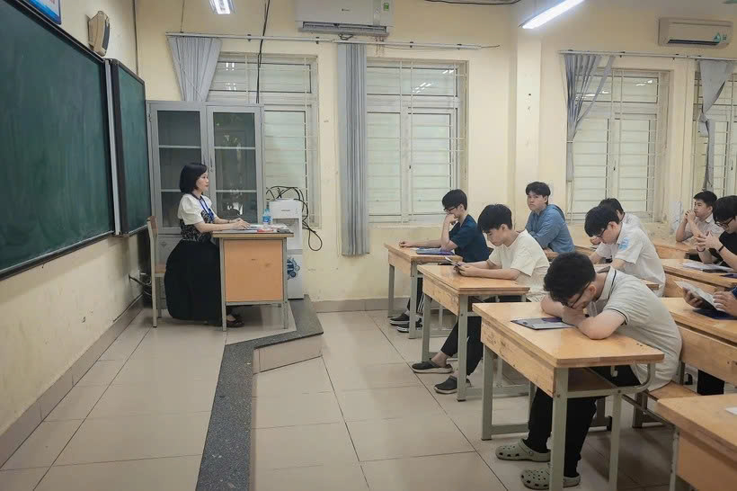 Đề thi môn Toán vừa sức, thí sinh Hà Nội kết thúc kỳ thi vào lớp 10 - Ảnh 1.