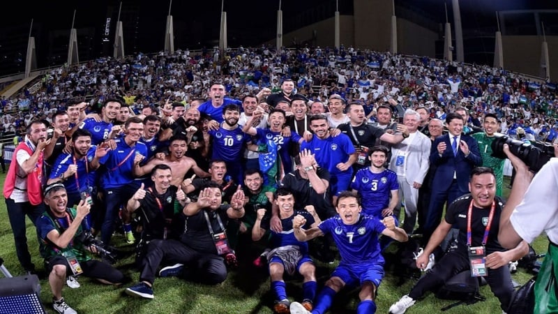 ĐT Uzbekistan nhận Huân chương cao quý và được thưởng ô tô sau khi đoạt vé tới World Cup - Ảnh 1.
