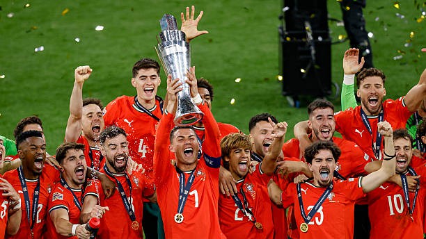 Ronaldo bật khóc khi vô địch ở tuổi 40, ĐT Bồ Đào Nha thắng Tây Ban Nha sau loạt luân lưu kịch tính
