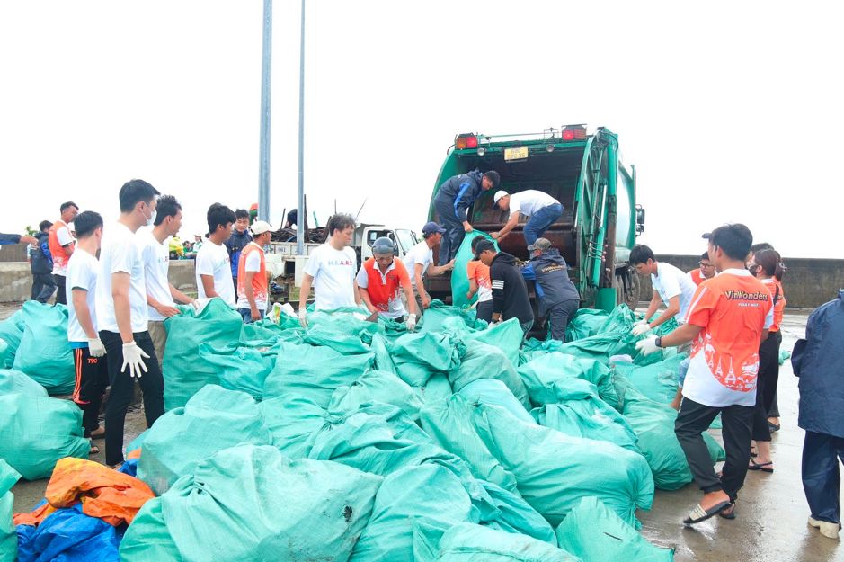 Gần 10.000 người vingroup và tình nguyện viên ra quân làm sạch bờ biển tại 28 tỉnh, thành phố - Ảnh 14.