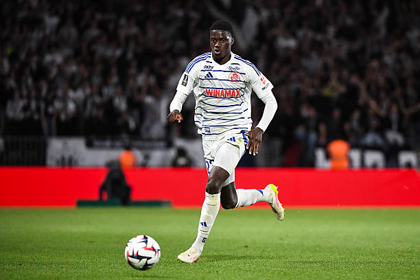 Chelsea đã chính thức ký hợp đồng với hậu vệ Mamadou Sarr từ CLB đối tác Strasbourg