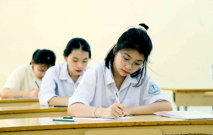 Dự báo điểm chuẩn đại học biến động, thí sinh cân nhắc chọn ngành phù hợp - Ảnh 2.