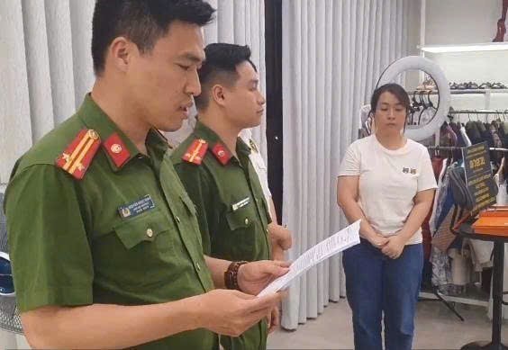Tạm giữ đối tượng kinh doanh online trốn thuế với doanh thu hơn 800 tỷ đồng - Ảnh 1.