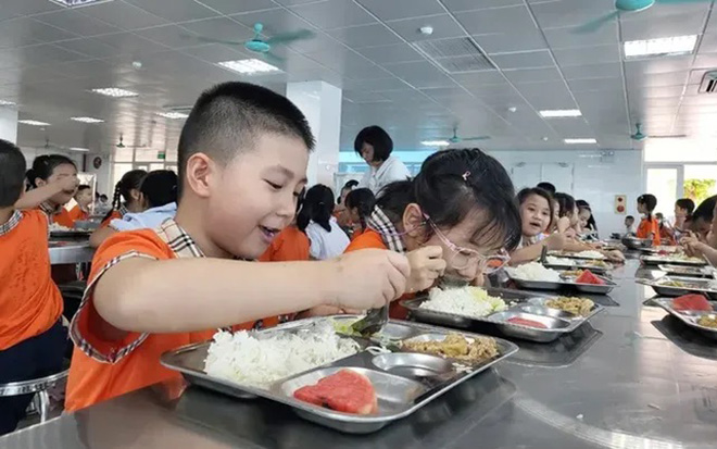 Hà Nội dành hơn 3.000 tỷ đồng hỗ trợ bữa ăn bán trú cho học sinh tiểu học - Ảnh 2.