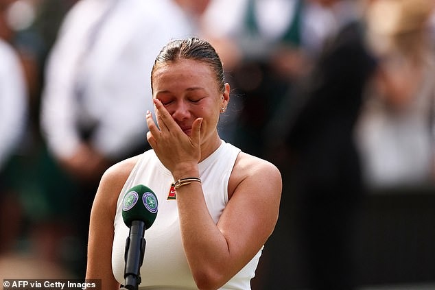 Đối thủ của Swiatek bật khóc sau khi thua chung kết Wimbledon theo cách không tưởng - Ảnh 2. Đối thủ của Swiatek bật khóc sau khi thua chung kết Wimbledon theo cách không tưởng - Ảnh 2.
