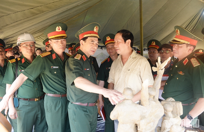 Đại tướng Phan Văn Giang kiểm tra tiến độ xây dựng công trình tưởng niệm chiến sĩ quốc tế tại Bảo tàng Lịch sử Quân sự Việt Nam - Ảnh 3.