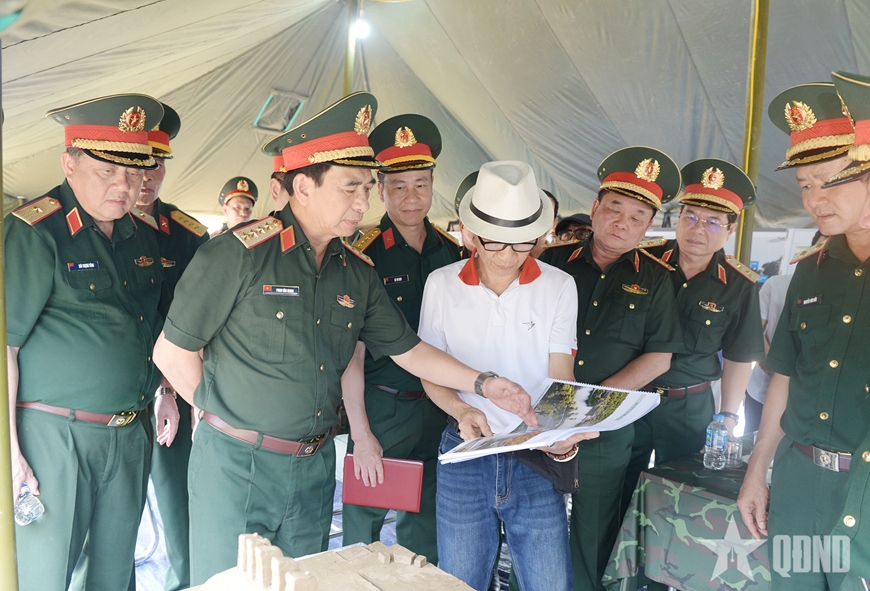 Đại tướng Phan Văn Giang kiểm tra tiến độ xây dựng công trình tưởng niệm chiến sĩ quốc tế tại Bảo tàng Lịch sử Quân sự Việt Nam - Ảnh 4.