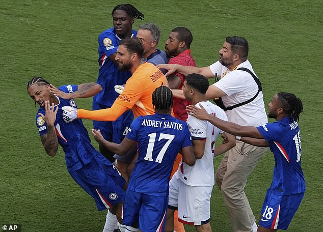 Cầu thủ Chelsea và PSG xô xát sau trận chung kết, HLV Luis Enrique có hành động bất ngờ giữa khung cảnh hỗn loạn - Ảnh 2.