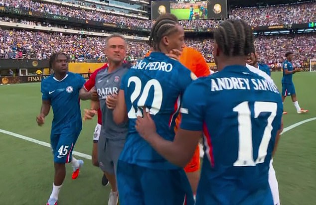 Cầu thủ Chelsea và PSG xô xát sau trận chung kết, HLV Luis Enrique có hành động bất ngờ giữa khung cảnh hỗn loạn - Ảnh 3.