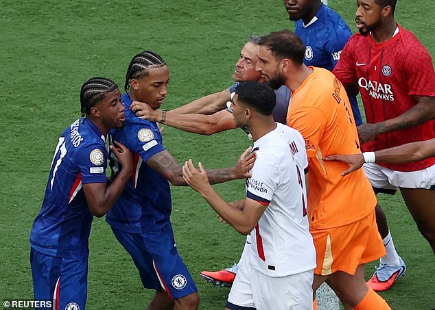 Cầu thủ Chelsea và PSG xô xát sau trận chung kết, HLV Luis Enrique có hành động bất ngờ giữa khung cảnh hỗn loạn - Ảnh 1.