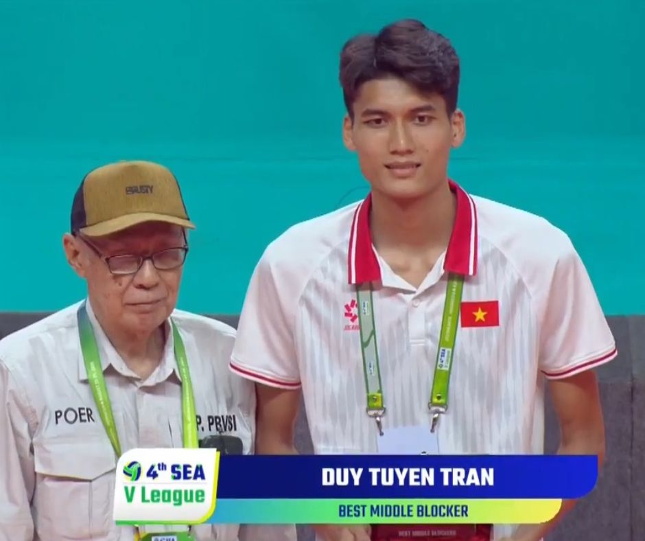 Duy Tuyến cũng từng nhận giải thưởng &quot;phụ công xuất sắc nhất&quot; ở chặng 2 SEA V.League 2024