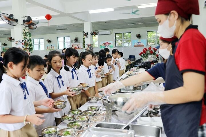Hà Nội đảm bảo an toàn bữa ăn bán trú cho học sinh - Ảnh 1.