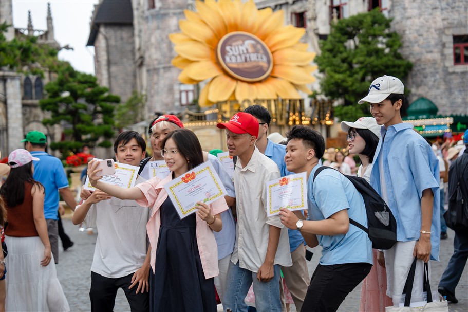 Gần 10 ngàn lượt học sinh giỏi đến Ba Na Hills vui chơi miễn phí - Ảnh 3. Gần 10 ngàn lượt học sinh giỏi đến Ba Na Hills vui chơi miễn phí - Ảnh 3.