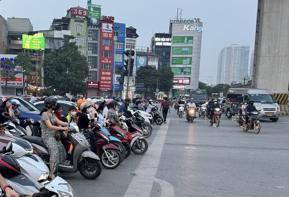 Lộ trình cấm xe xăng ở Hà Nội: &quot;Cú hích&quot; chuyển đổi thị trường ô tô, xe máy - Ảnh 1.