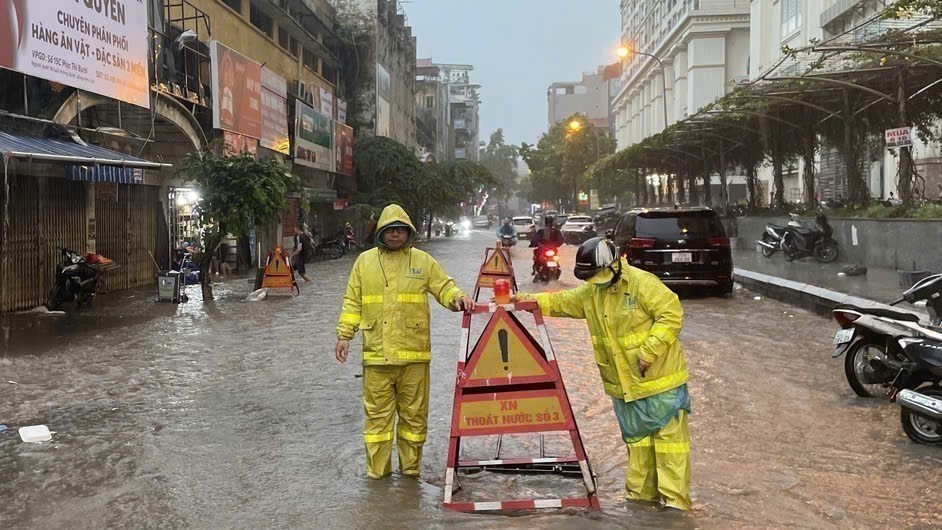Thời tiết ngày 15/7: Vùng núi và trung du Bắc Bộ cục bộ có nơi mưa to - Ảnh 1. Thời tiết ngày 15/7: Vùng núi và trung du Bắc Bộ cục bộ có nơi mưa to - Ảnh 1.