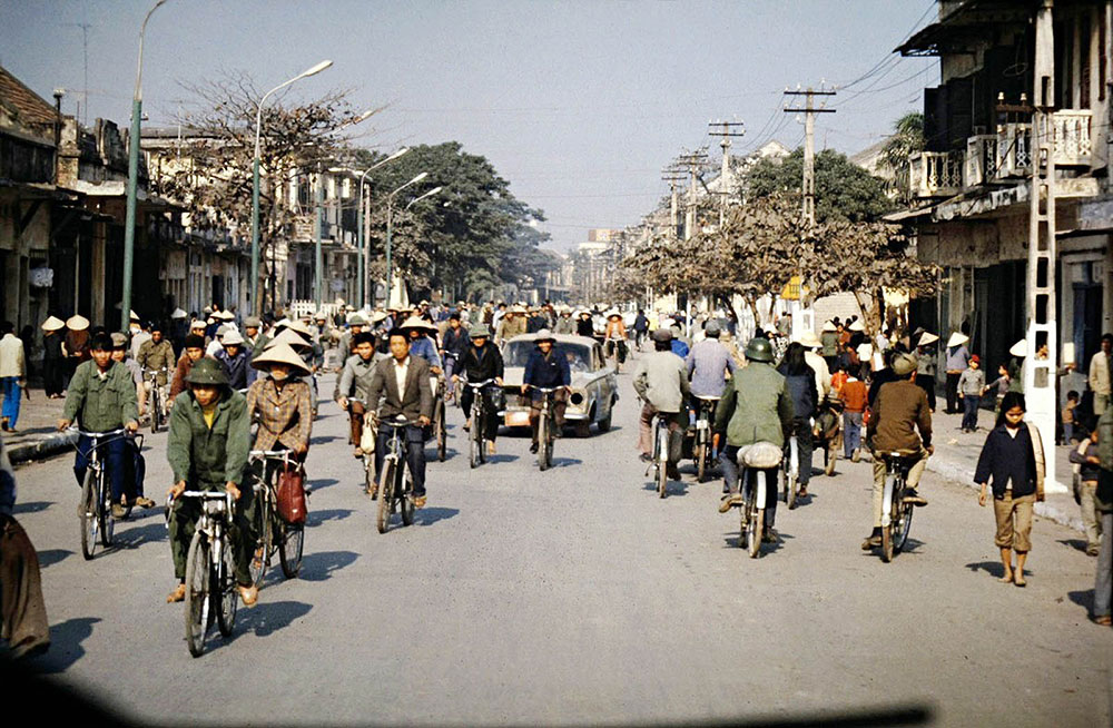 Hà Nội, xe xăng, và sự trở lại của xe đạp - Ảnh 1.