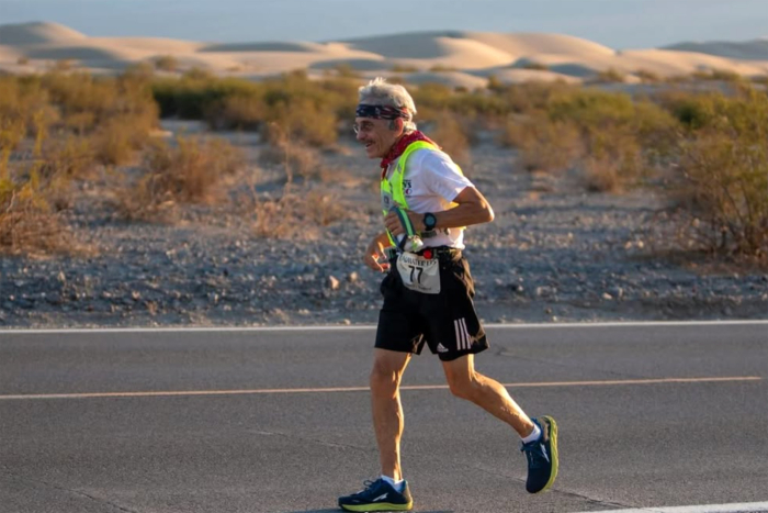 Cụ ông 80 tuổi hoàn thành giải ultramarathon khắc nghiệt nhất thế giới trong chưa đầy 48 giờ - Ảnh 1.