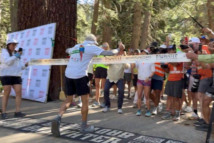 Cụ ông 80 tuổi hoàn thành giải ultramarathon khắc nghiệt nhất thế giới trong chưa đầy 48 giờ - Ảnh 2.