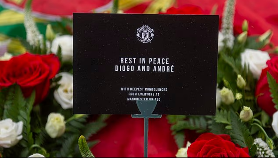 MU tưởng nhớ Diogo Jota tại Anfield - Ảnh 2. MU tưởng nhớ Diogo Jota tại Anfield - Ảnh 2.