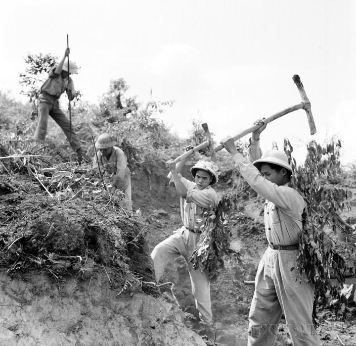 75 năm ngày truyền thống lực lượng thanh niên xung phong: Một thời cống hiến, một đời tri ân - Ảnh 2. 75 năm ngày truyền thống lực lượng thanh niên xung phong: Một thời cống hiến, một đời tri ân - Ảnh 2.