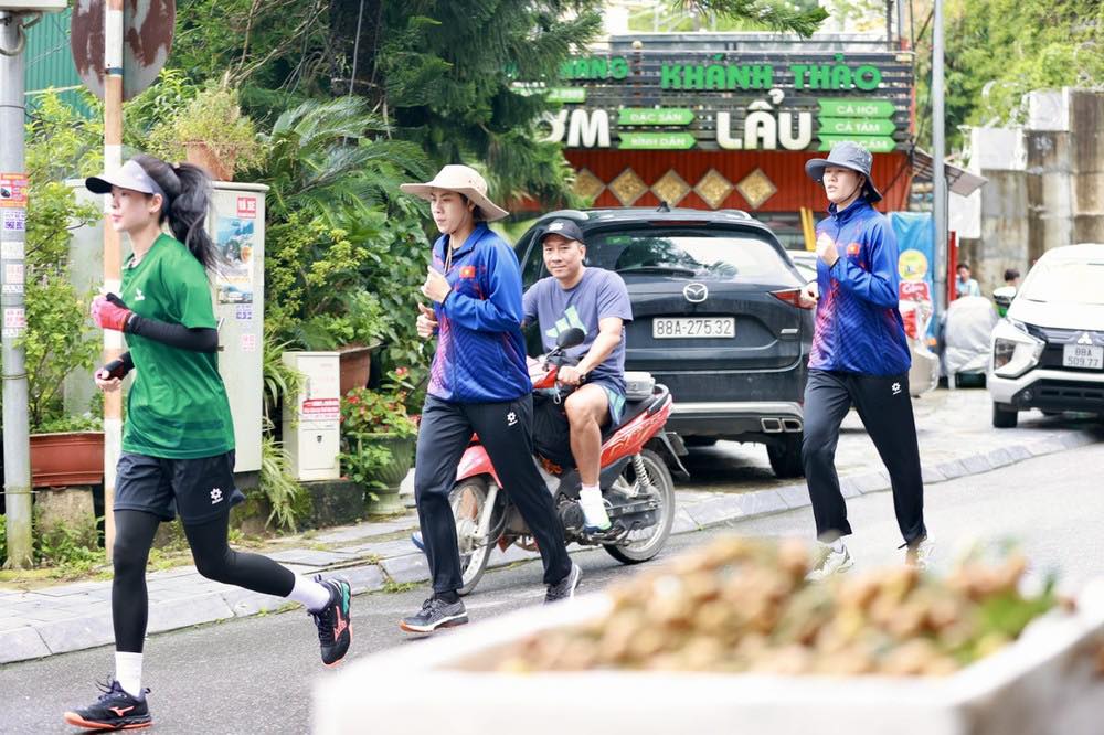 Hlv Tuấn Kiệt Đi Xe Máy Giám Sát Các Học Trò Thực Hiện Bài Chạy Ở Tam Đảo Nhằm Tăng Cường Sức Bền Thể Lực Hlv Tuấn Kiệt Đi Xe Máy Giám Sát Các Học Trò Thực Hiện Bài Chạy Ở Tam Đảo Nhằm Tăng Cường Sức Bền Thể Lực