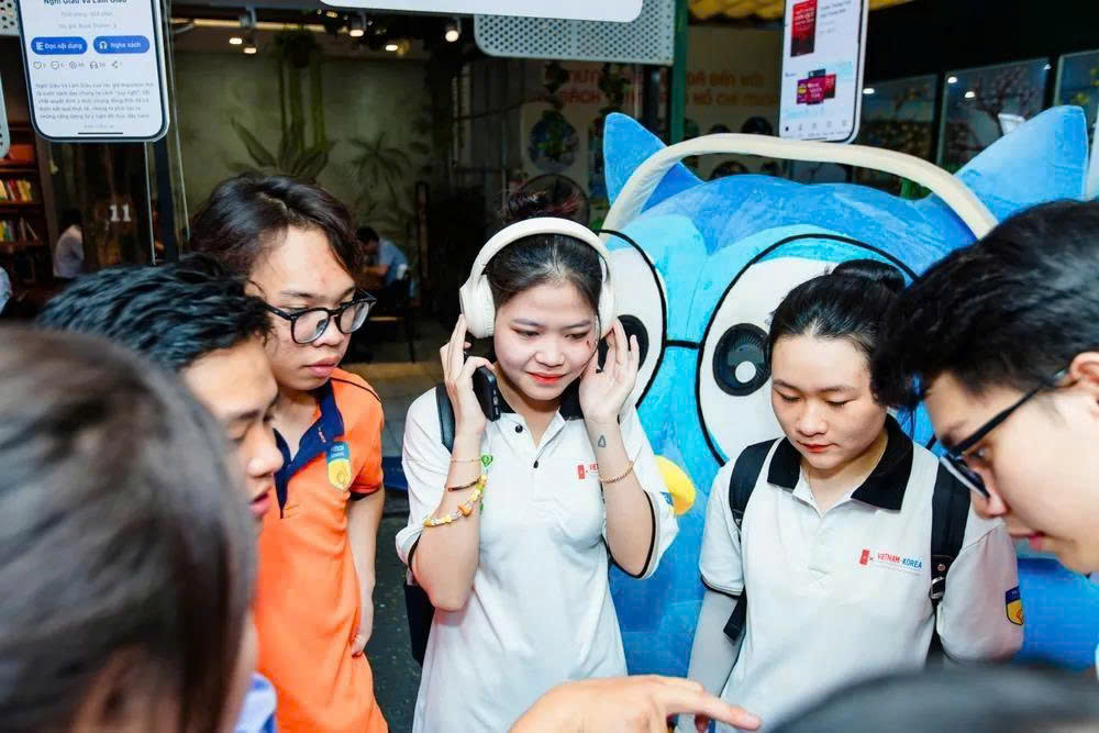 Tạm dừng cuộc thi "Viết chữa lành" do bị mạo danh lừa đảo - Ảnh 2. Tạm dừng cuộc thi "Viết chữa lành" do bị mạo danh lừa đảo - Ảnh 2.