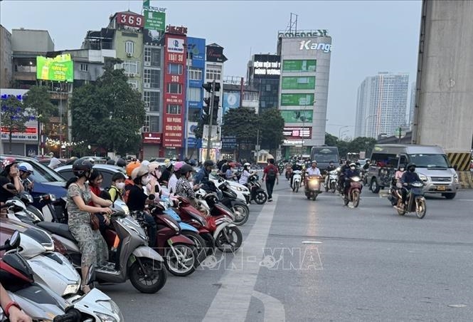 Hà Nội đề xuất các mức hỗ trợ người dân có xe máy chạy xăng khi chuyển đổi sang xe điện - Ảnh 2.