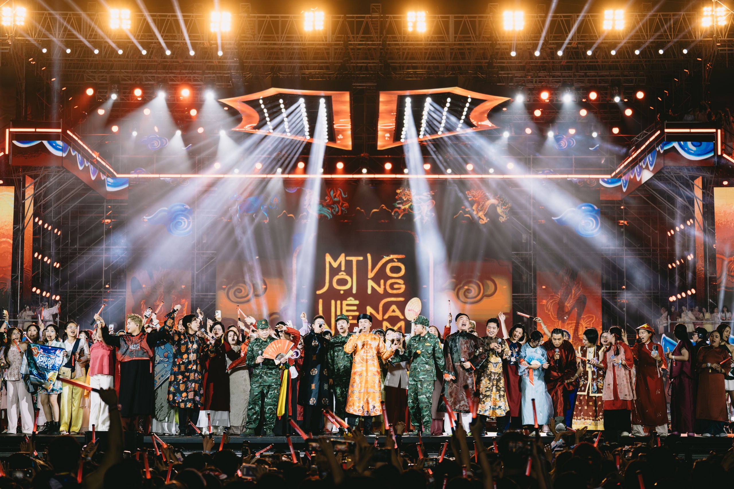 hang-chuc-ngan-gai-con-cung-mac-trang-phuc-truyen-thong-viet-nam-den-day-3-xac-lap-ky-luc-guiness-17526669295241240747157.jpg