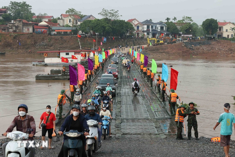 Cầu phao Phong Châu hoạt động trở lại - Ảnh 1.
