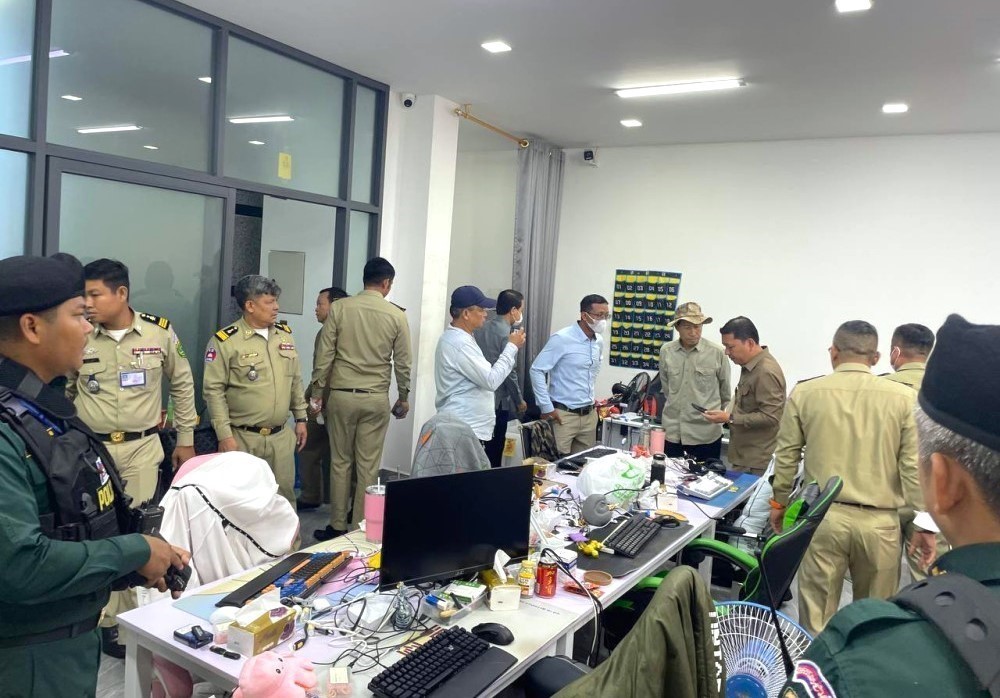 Campuchia đẩy mạnh chiến dịch trấn áp tội phạm trực tuyến - Ảnh 2.