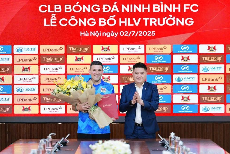 Ninh Bình ra mắt HLV trưởng người Tây Ban Nha, đặt tham vọng lớn tại V-League 2025/26 - Ảnh 1.