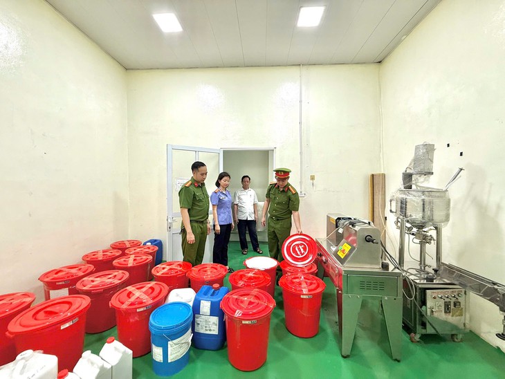Bắt tạm giam giám đốc công ty sản xuất mỹ phẩm giả - Ảnh 1.