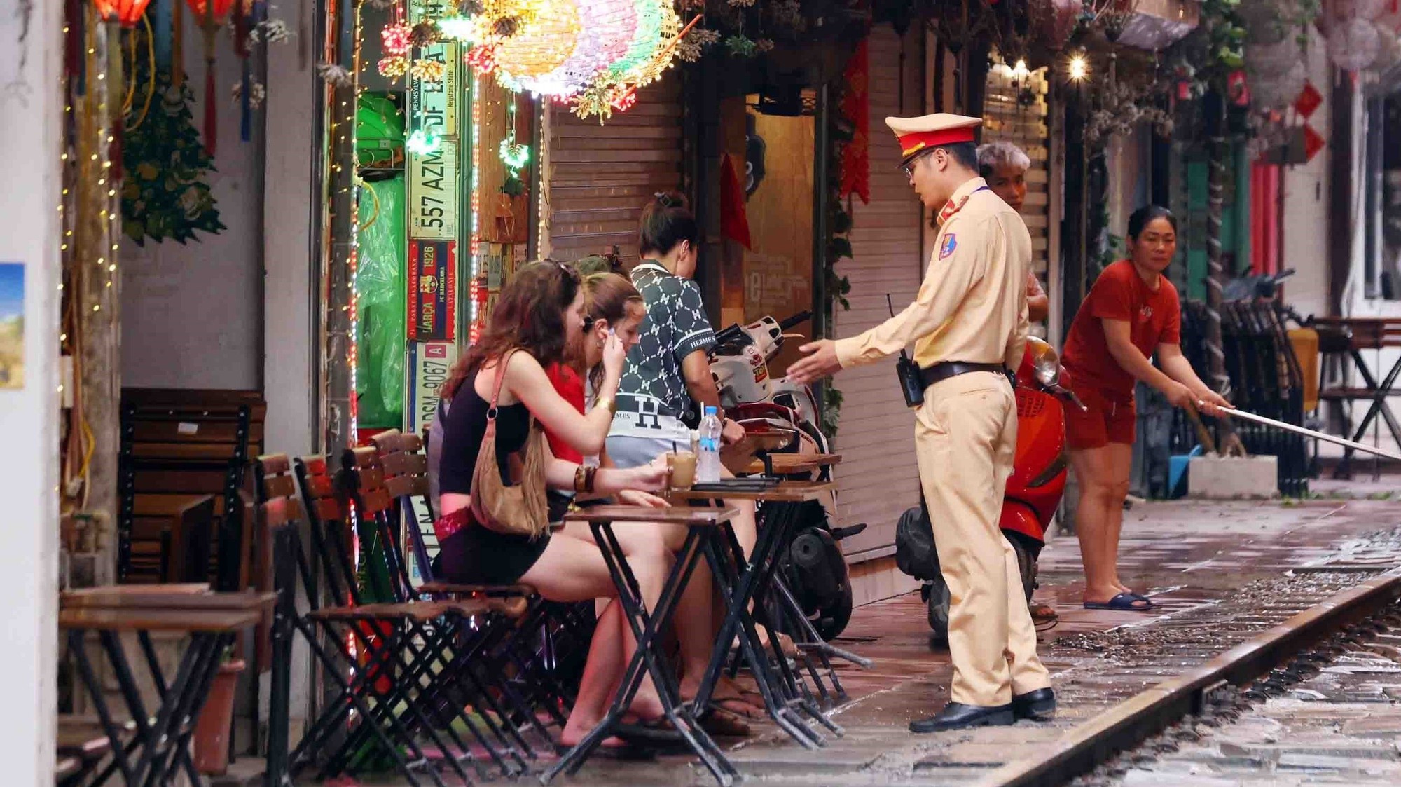 Hình ảnh: Cảnh sát giao thông nhắc nhở vi phạm tại khu "cà phê đường tàu" ở Hà Nội