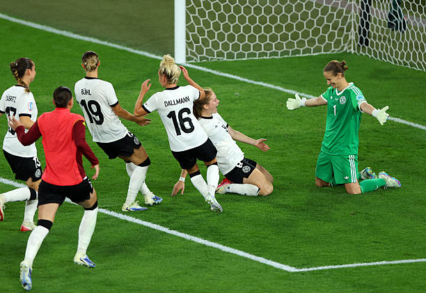 Tuyển nữ Đức vào bán kết EURO 2025