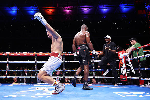 Usyk hạ gục Dubois, tiếp tục thống trị quyền Anh hạng nặng