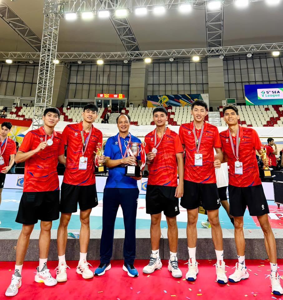 5 &quot;chàng ngự lâm&quot; của Biên Phòng MB và tuyển bóng chuyền nam của Việt Nam đều từng có danh hiệu cá nhân ở SEA V.League