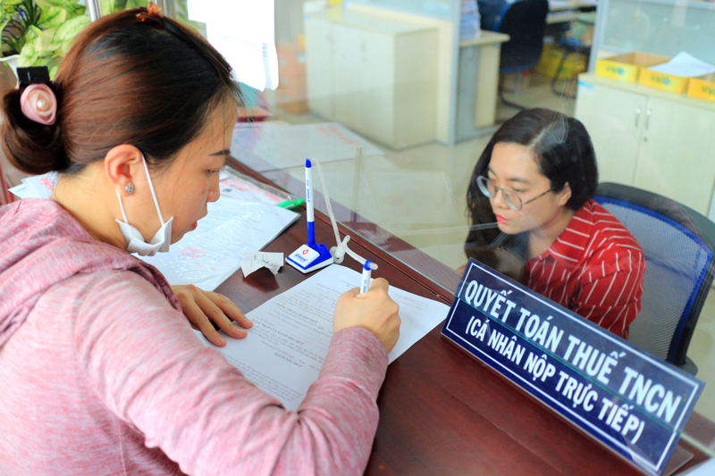 Bộ Tài chính đề xuất tăng mức giảm trừ cho bản thân người nộp thuế lên 15,5 triệu đồng/tháng - Ảnh 1.