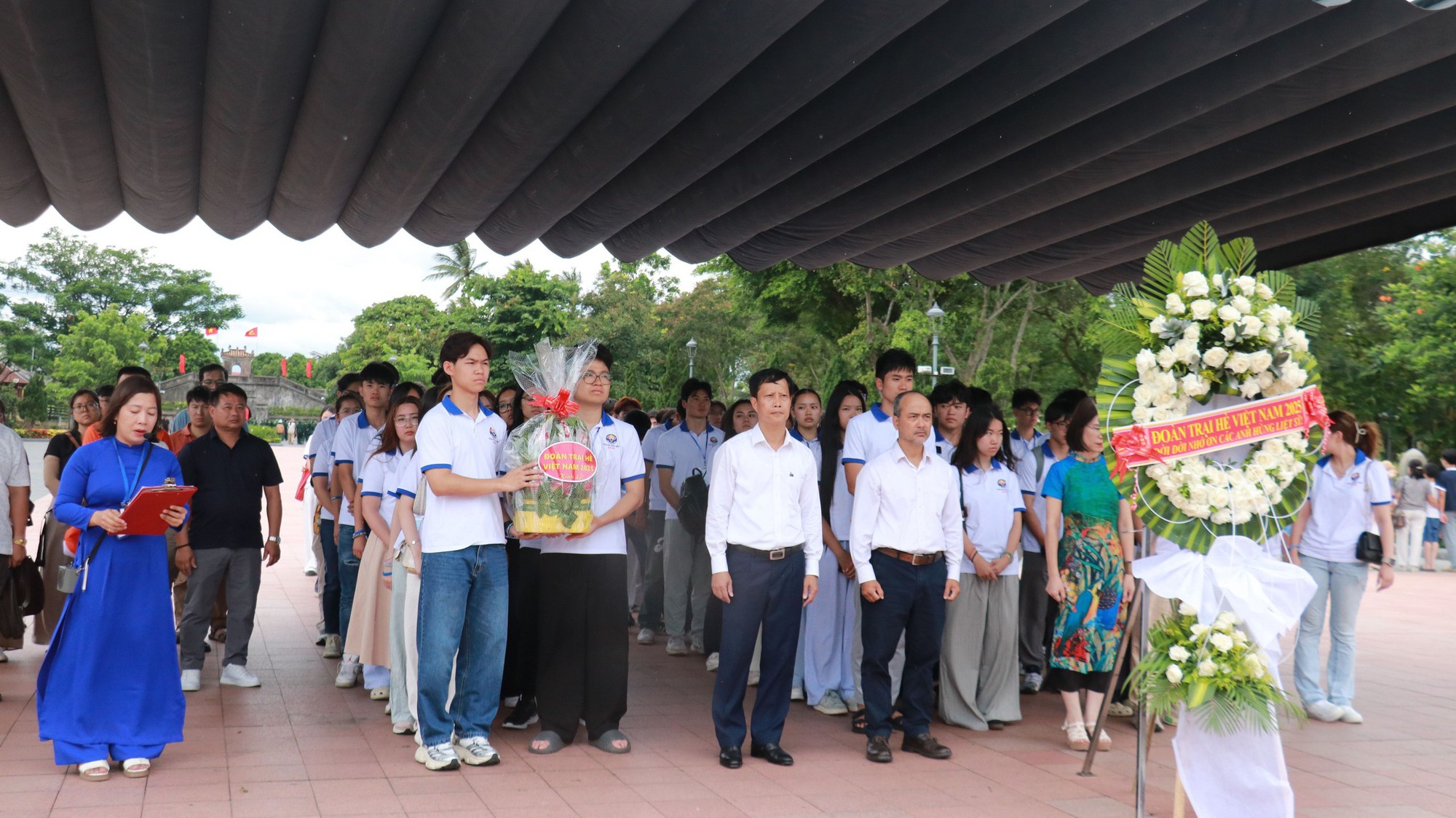 Đoàn sinh viên, thanh niên kiều bào tri ân các Anh hùng liệt sĩ