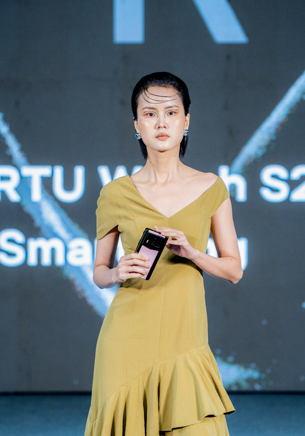 Loạt khoảnh khắc chưa từng hé lộ trong buổi giới thiệu siêu phẩm gập của Vertu - Ảnh 4.