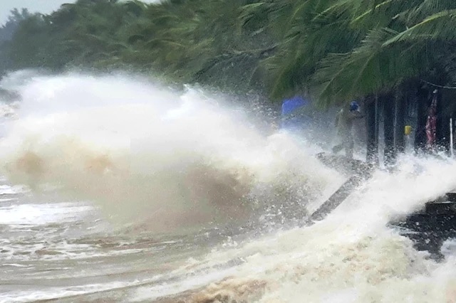 Bão số 4 gây gió mạnh, sóng cao trên vùng biển phía Đông khu vực Bắc Biển Đông - Ảnh 2.