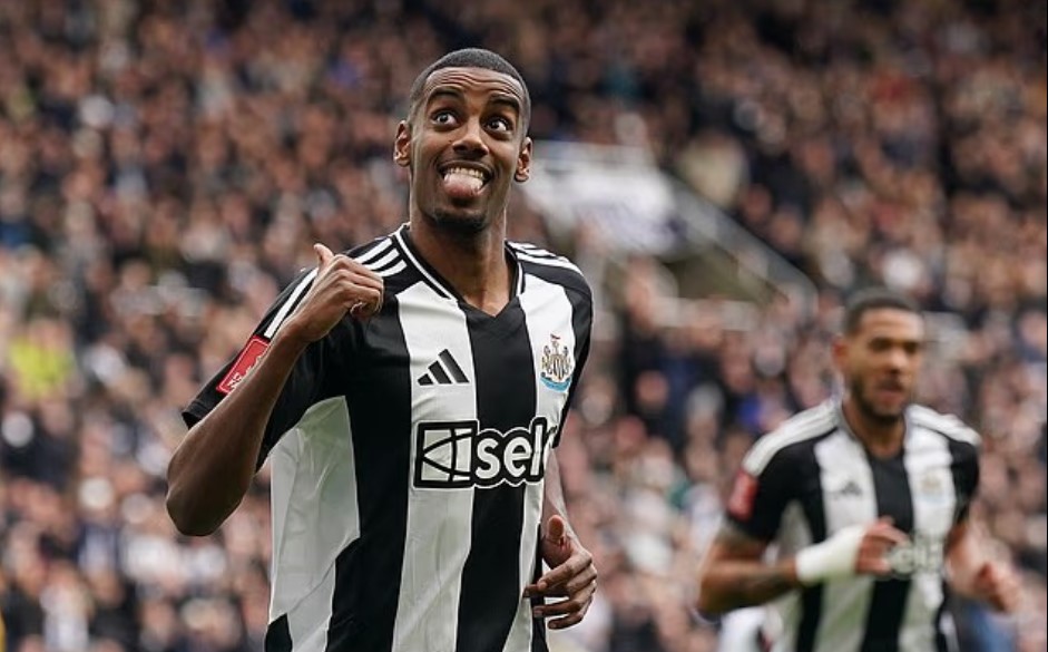 Hai 'ông lớn' bóng đá Anh rút khỏi cuộc đua giành Alexander Isak - Ảnh 1.