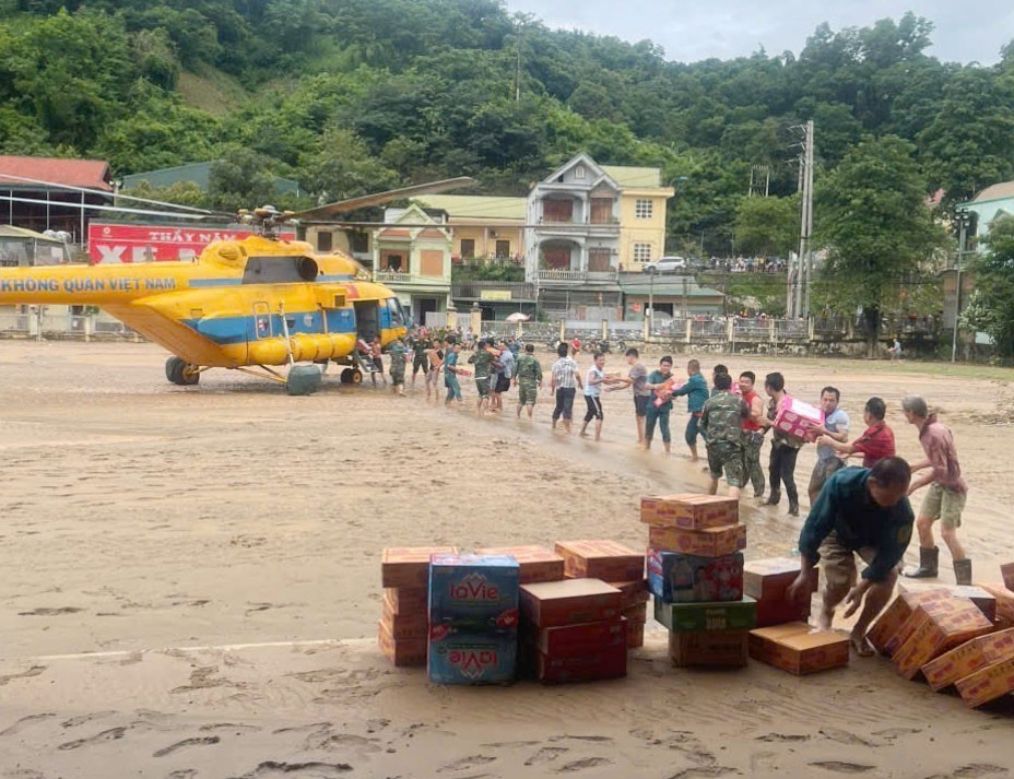 Bộ Quốc phòng huy động trực thăng mang hàng cứu trợ người dân cùng lũ Nghệ An - Ảnh 2.