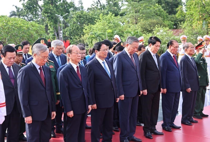 Lãnh đạo Đảng, Nhà nước tưởng niệm các Anh hùng liệt sĩ - Ảnh 1.
