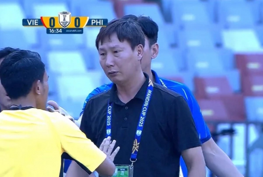 Trọng tài Đông Nam Á mắc sai lầm ở trận bán kết của U23 Việt Nam - Ảnh 2.