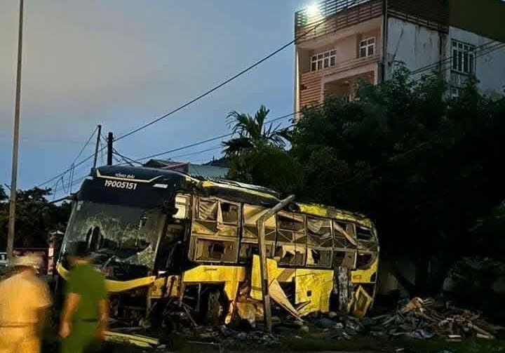 Tai nạn giao thông đặc biệt nghiêm trọng làm 9 người tử vong - Ảnh 1.