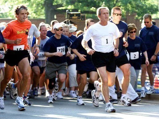 Cựu tổng thống Mỹ G.Bush từng hoàn thành giải Houston Marathon với thời gian ấn tượng 3 giờ 44 phút 52 giây năm 1993