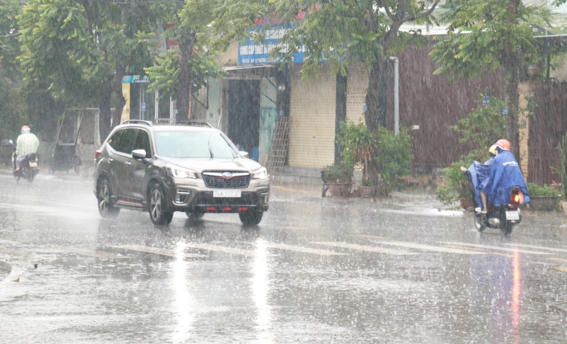 Từ ngày 28/7, mưa lớn ở Hà Tĩnh đến Đà Nẵng có khả năng giảm dần - Ảnh 1.