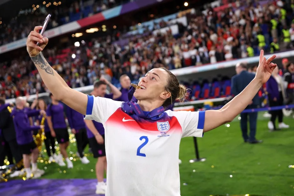 Người hùng tuyển Anh tiết lộ thi đấu suốt Euro 2025 với chân gãy, được ca ngợi là 'chiến binh đích thực' - Ảnh 1.
