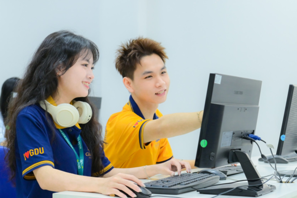 Top 10 ngành học “nóng bỏng tay”: Ra trường không lo thất nghiệp! - Ảnh 1.