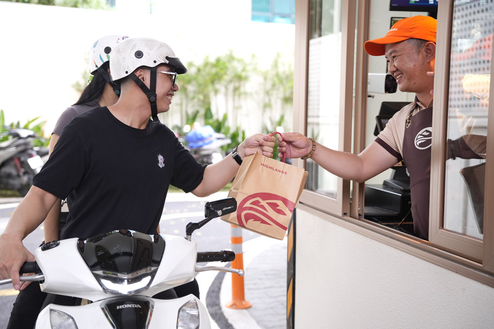 Highlands Coffee ra mắt mô hình Drive-Thru đầu tiên trong ngành đồ uống - Ảnh 1.